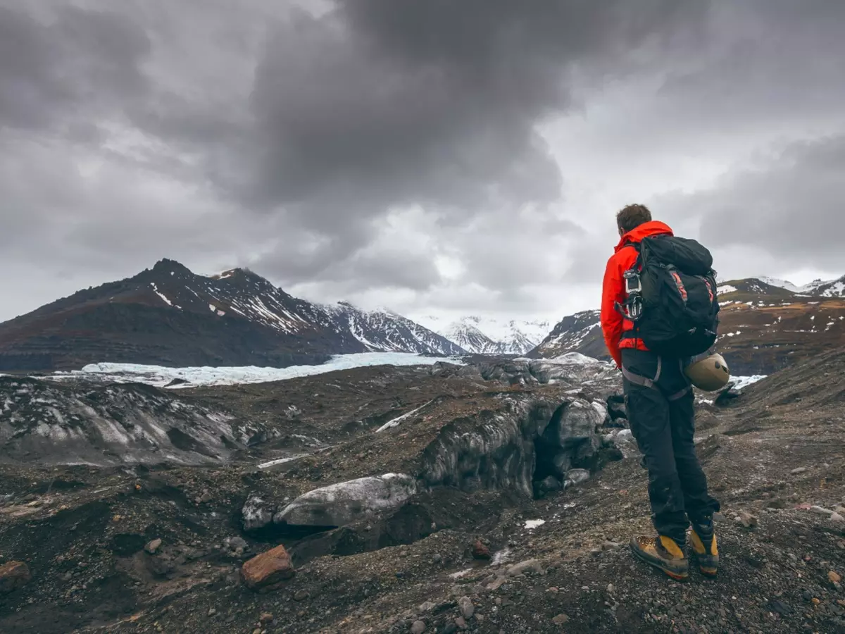 hiking-adventure-travel-man-watching-glacier-iceland-673ef628d748d Freepic
